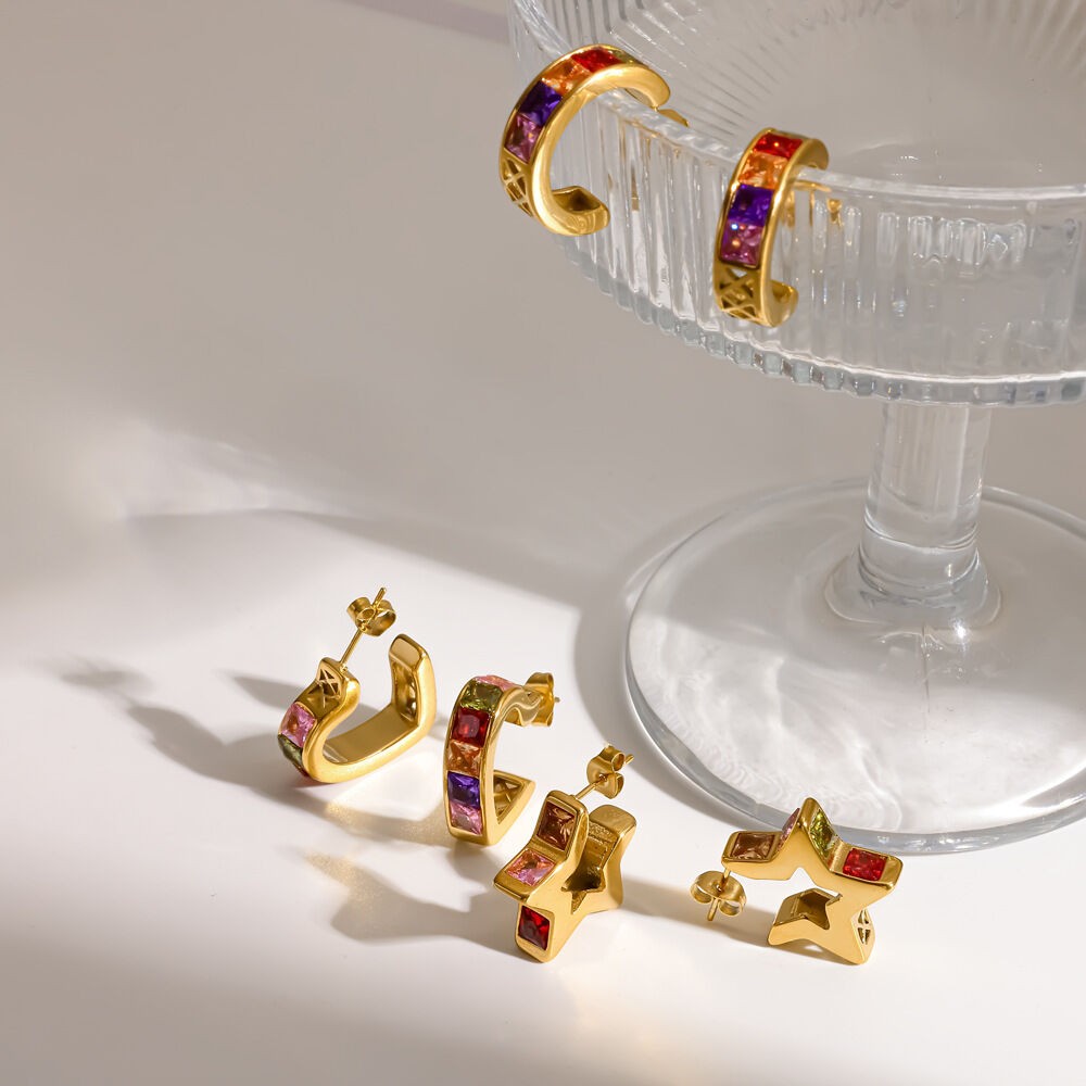 Luxuriöse C-förmige, wasserdichte Ohrstecker aus Edelstahl in Goldfarbe mit Strasssteinen für Damen Bild3