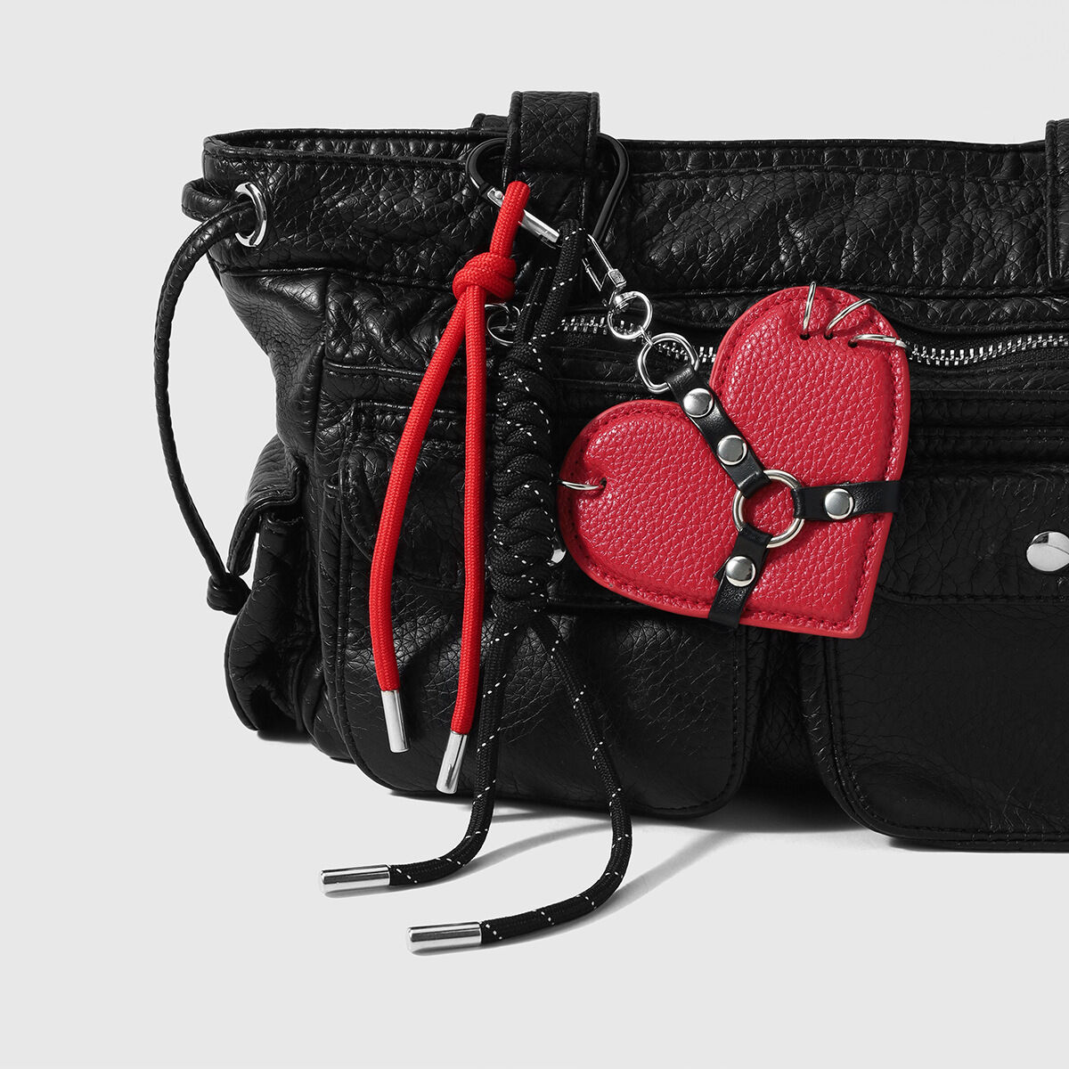 Breloques de sac en cuir à rivets en forme de cœur rétro, collection Simple Series h5 Image4