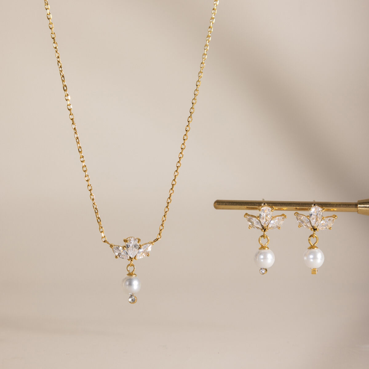 Elegante, wasserfeste Halsketten-Sets aus Edelstahl mit Zirkonia und Perlen in Goldfarbe