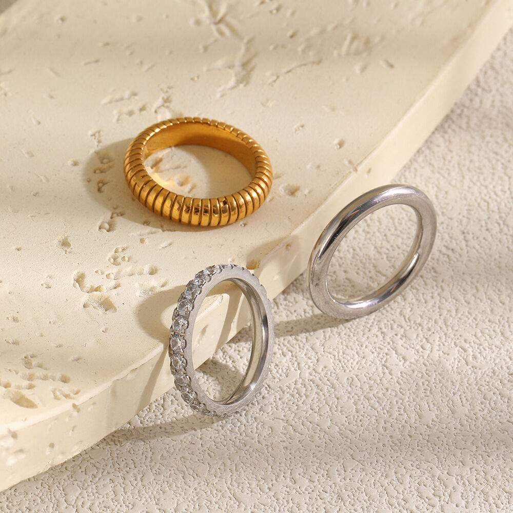 Einfaches gestreiftes Edelstahl-Ring-Set, wasserdicht, goldfarben, mit Zirkonia h5Bild3
