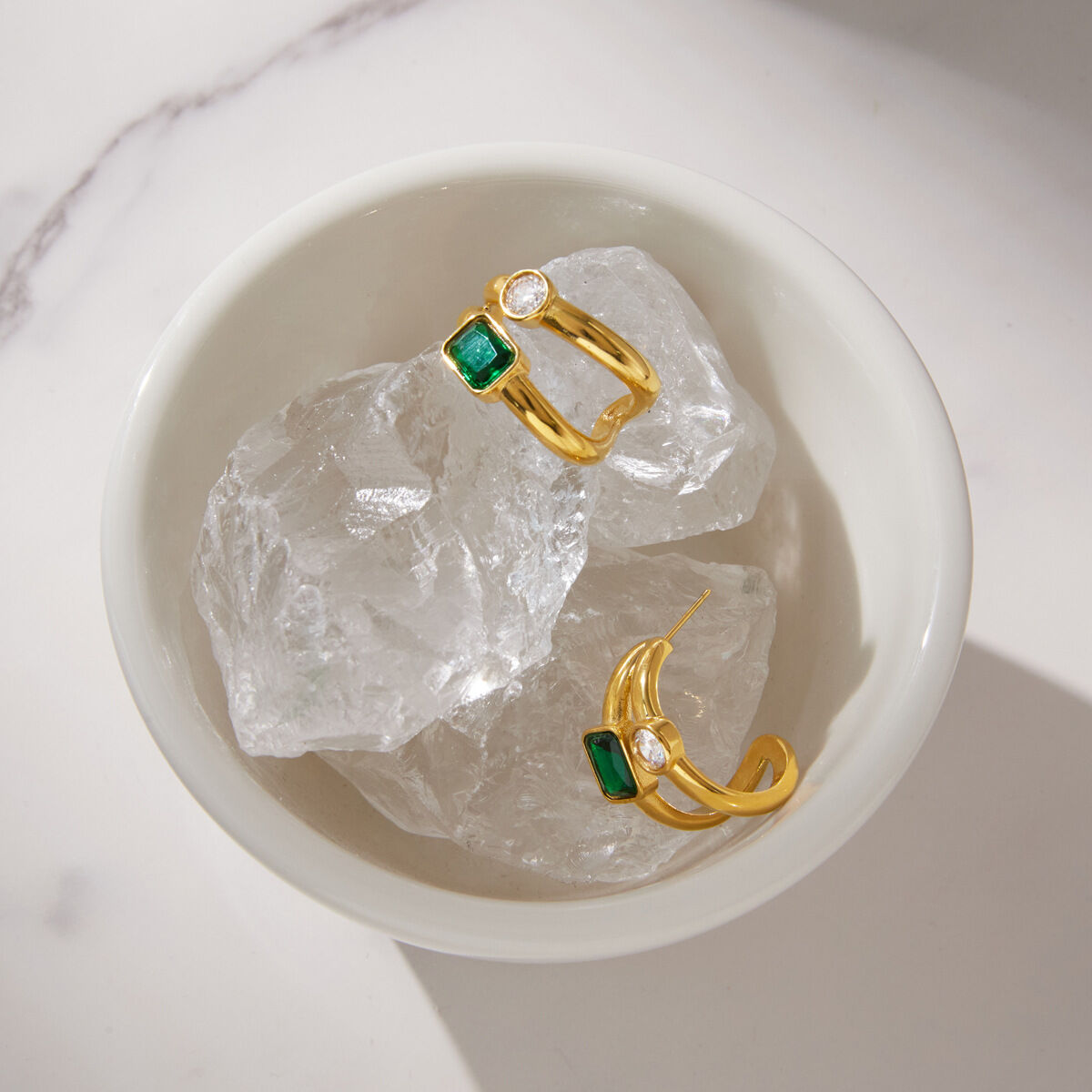 Luxuriöse Serie: Schlichte, unregelmäßige Form, Edelstahl, wasserdicht, goldfarben, Zirkonia-Ohrstecker für Damen. 2