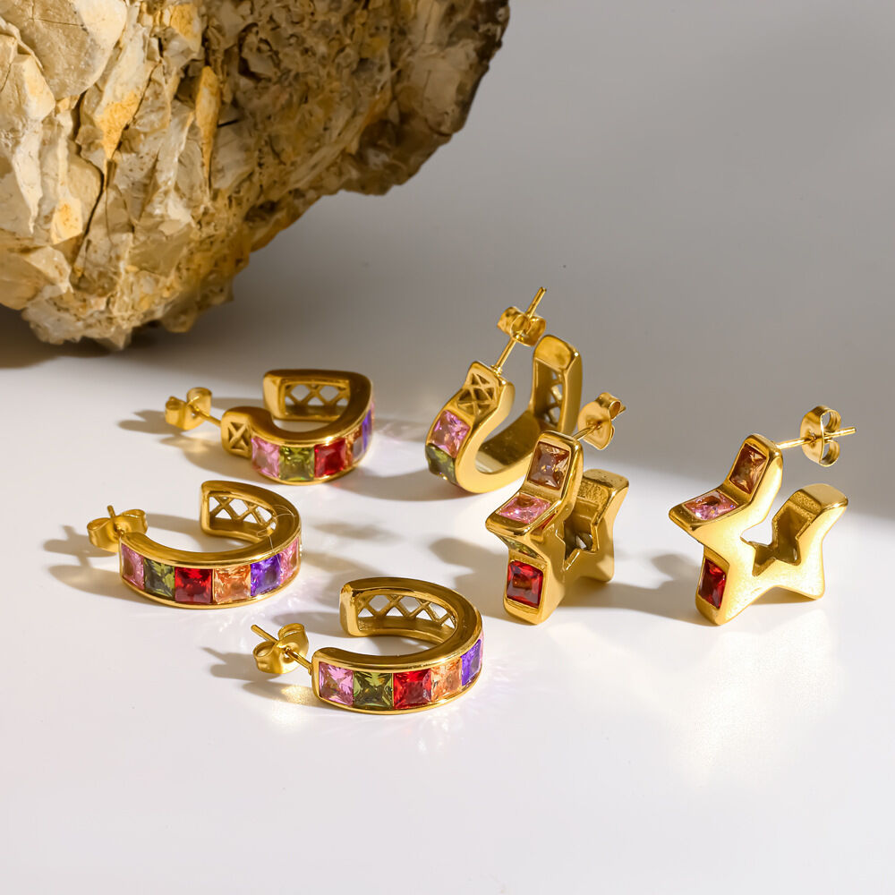 Luxe C-vormige, waterdichte, roestvrijstalen oorbellen met goudkleurige strass-steentjes voor dames.