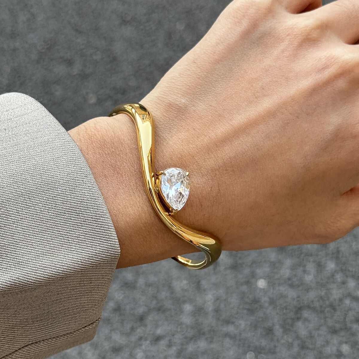 Linienförmige, wasserdichte Armreifen aus Edelstahl in Goldfarbe mit Zirkonia für Damen
