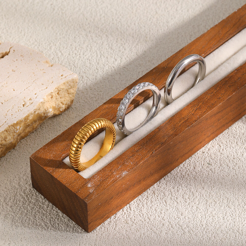 Einfaches gestreiftes Edelstahl-Ring-Set, wasserdicht, goldfarben, mit Zirkonia 2
