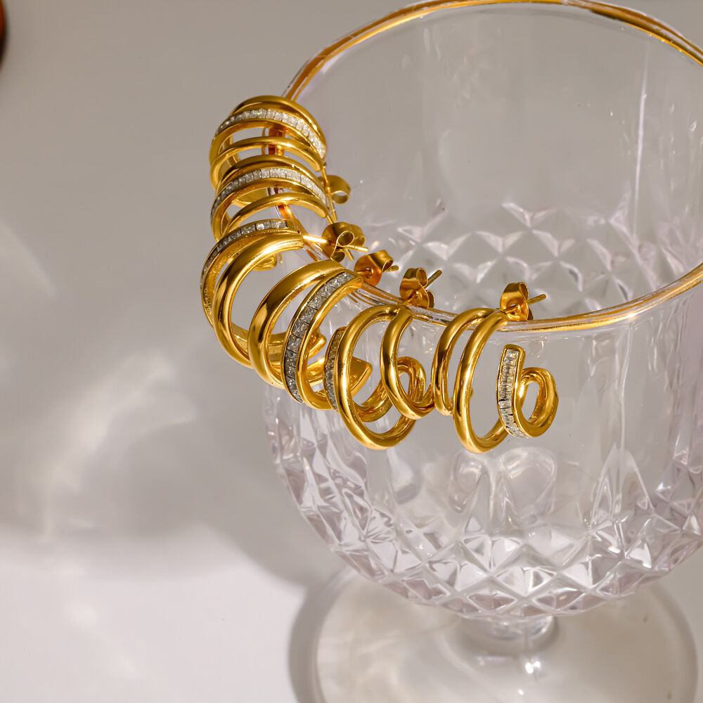 Luxuriöse, elegante C-förmige, wasserdichte Ohrstecker aus Edelstahl in Goldfarbe mit Strasssteinen für Damen. h5 Bild3