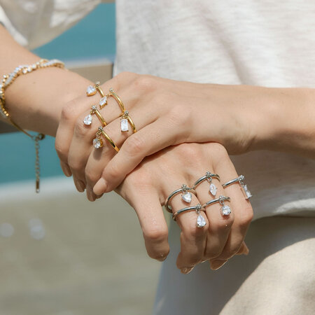 Anillos de mujer con circonitas, resistentes al agua y con forma geométrica, de acero inoxidable y color dorado.