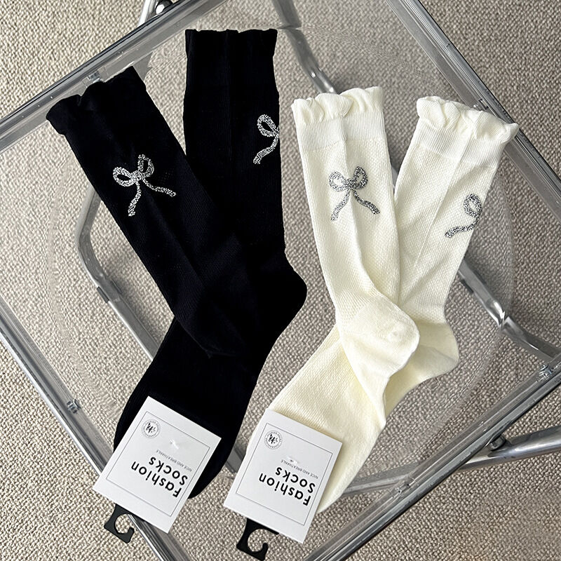 Leicht federnde, einfarbige Socken mit Strasssteinen, mittelhoch geschnitten