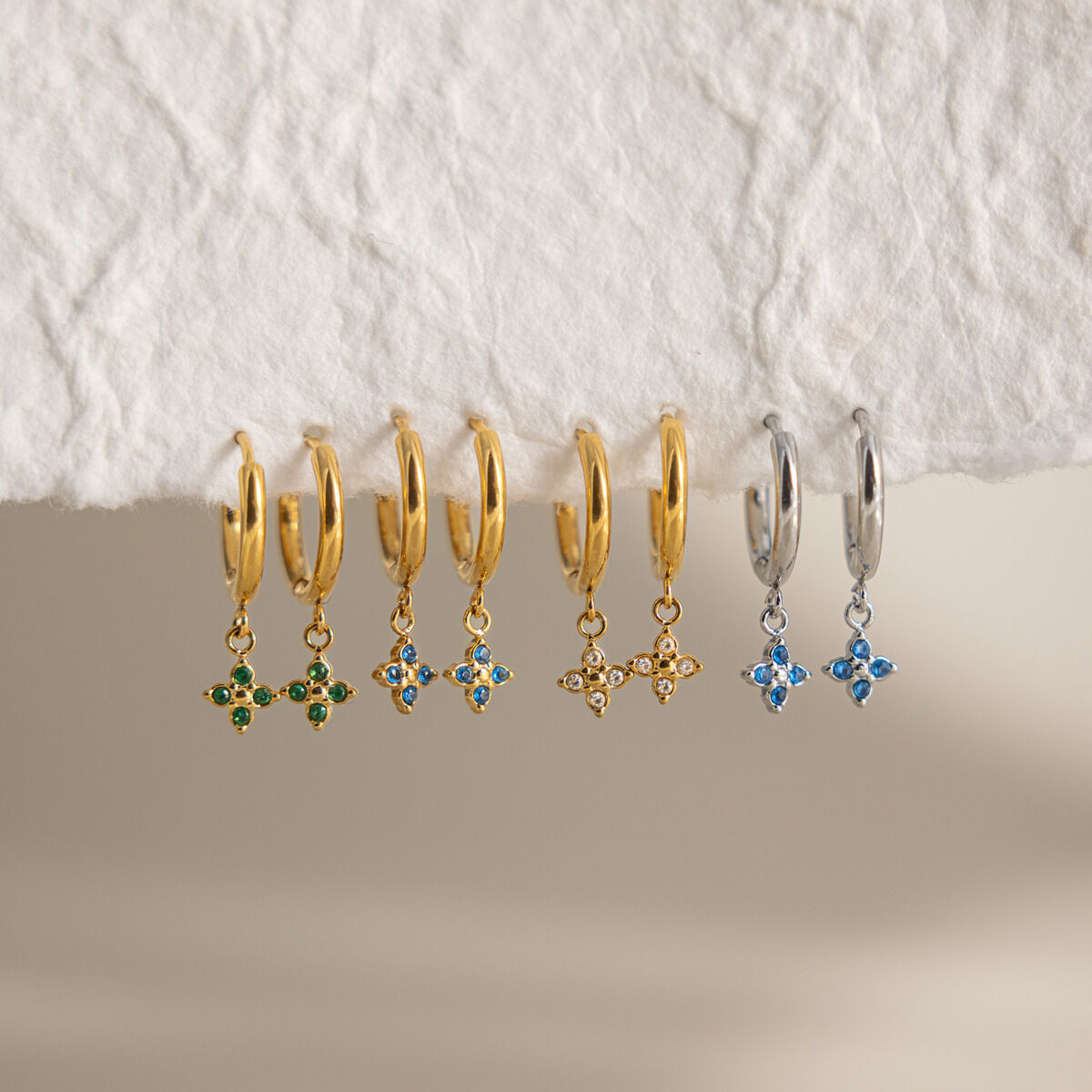 Clover Edelstahl-Ohrhänger für Damen, wasserdicht, goldfarben, mit Strasssteinen 2