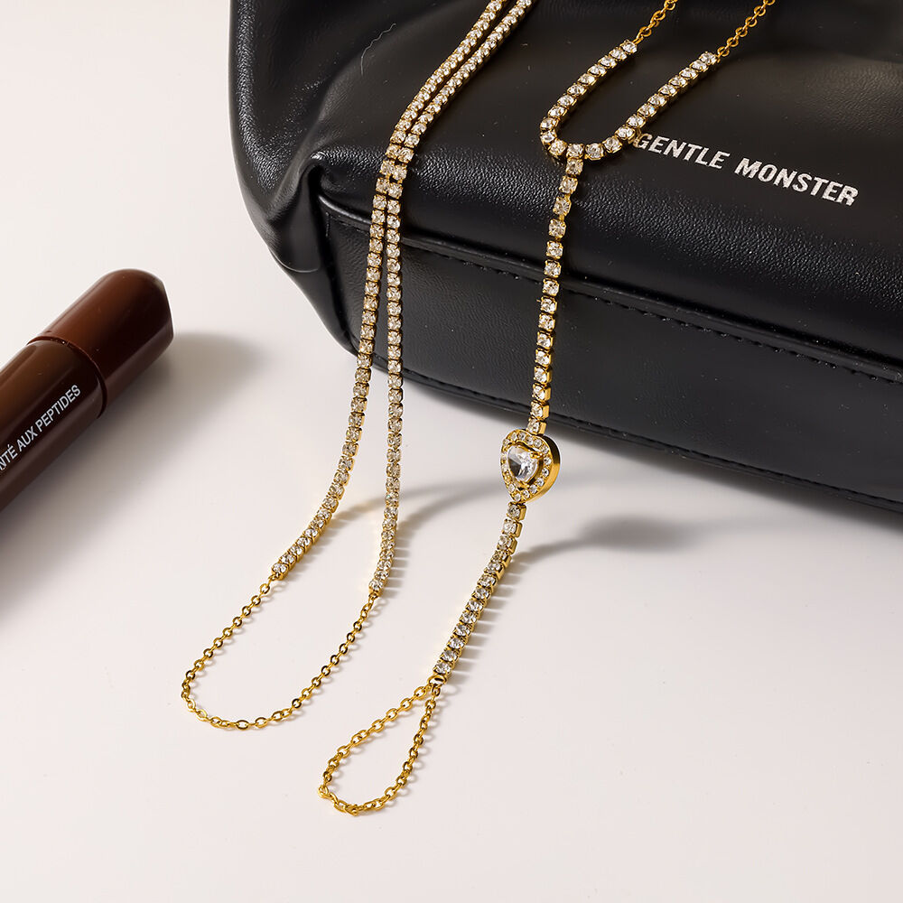 Romantische, elegante, herzförmige Handkette aus wasserdichtem Edelstahl in Goldfarbe mit Zirkonia Bild3