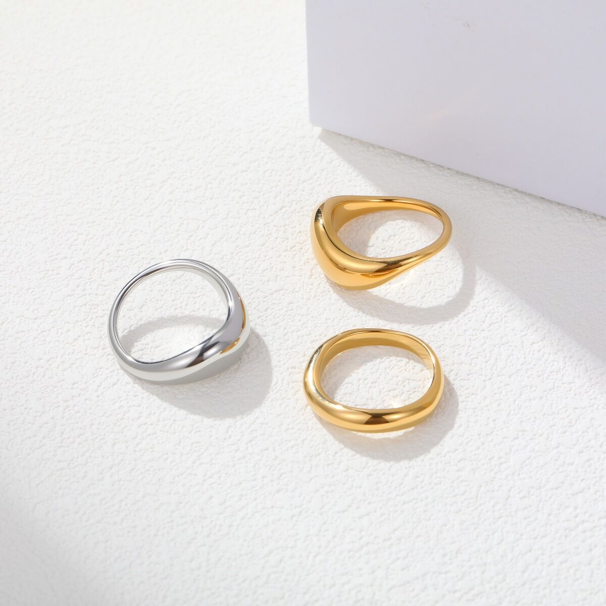 Minimalistische, alltagstaugliche Statement-Ringe aus Edelstahl in unregelmäßiger Form und Goldfarbe – wasserfest 2