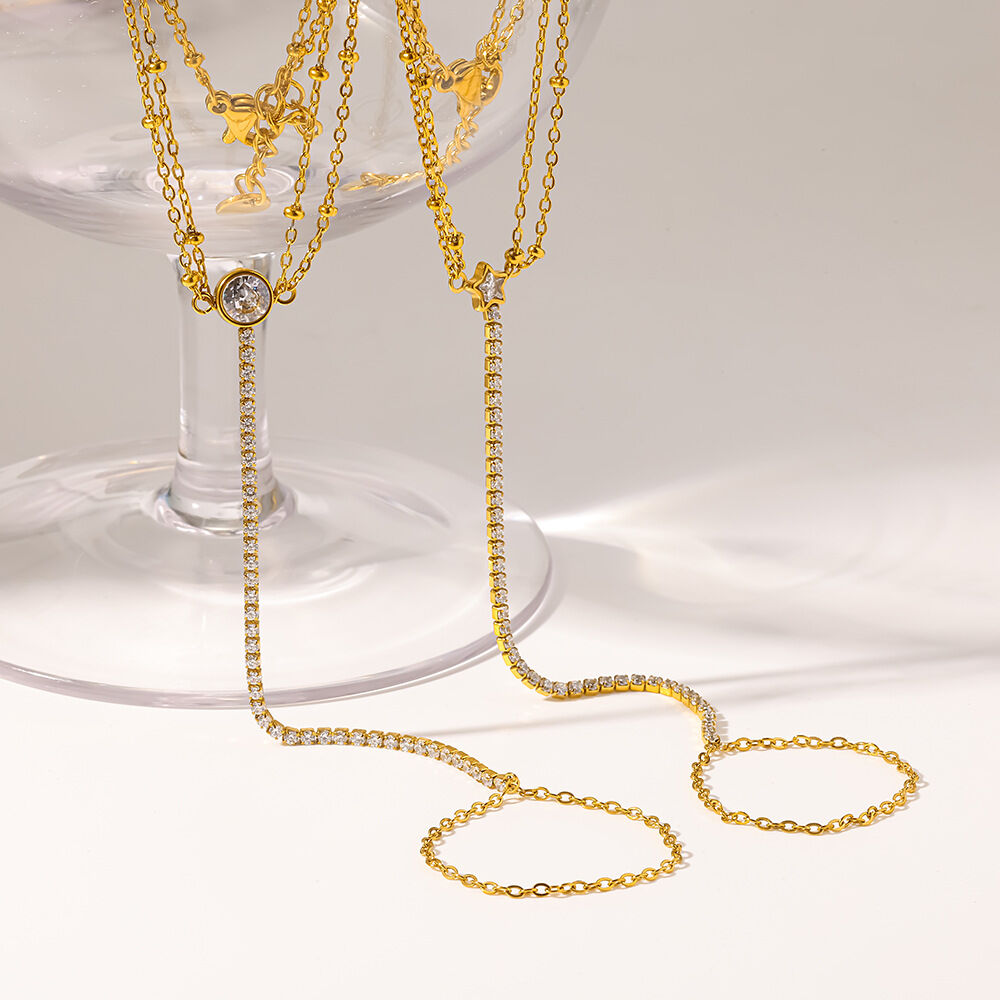 Chaîne de poignet élégante et luxueuse pour femme, en acier inoxydable doré, forme géométrique étoile, ornée de zircon et d'une étanchéité parfaite. Image3