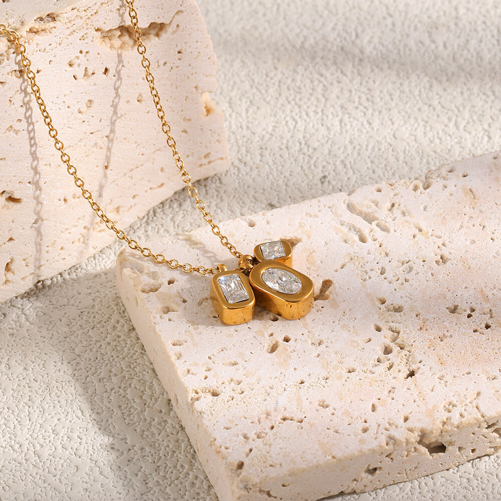 Collana da donna con pendente rettangolare semplice, impermeabile, color oro, in acciaio inossidabile e zirconi. h5Immagine2