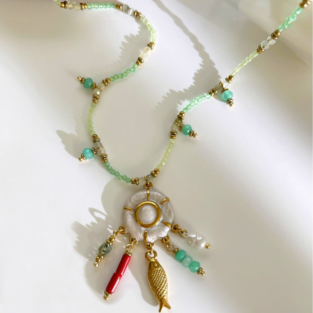 Collana da donna con perline, stile vacanziero oceanico, con pesci, pietre naturali, colore oro e perle. h5 Immagine3