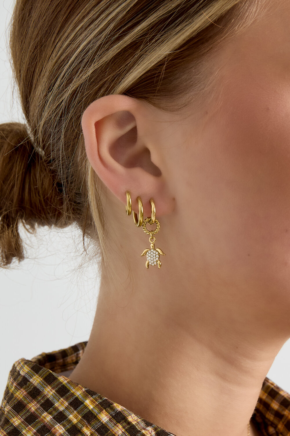 Earrings with a dangling turtle h5Picture2