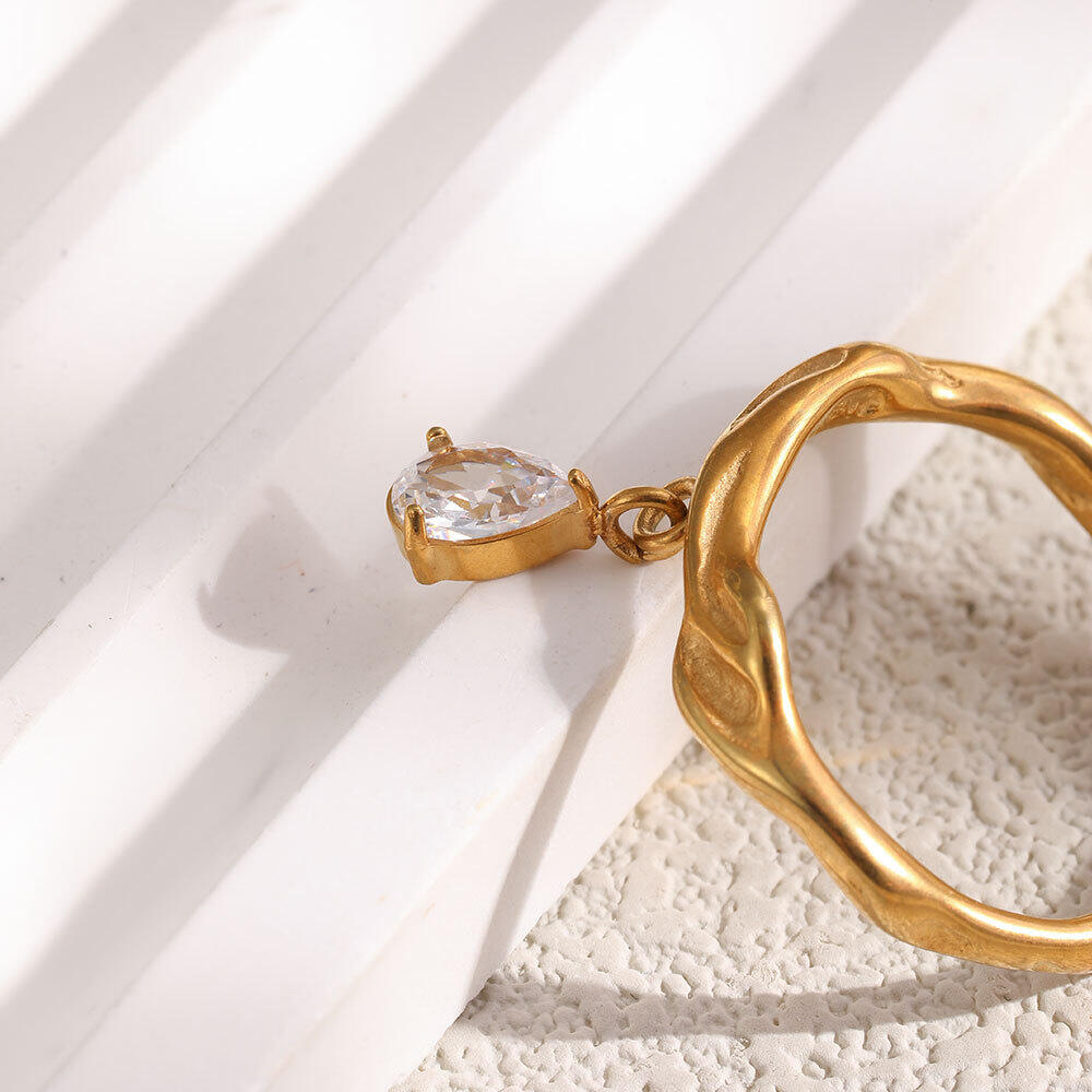 Anillo de mujer con circonita, forma irregular de gota simple, resistente al agua, de acero inoxidable y color dorado. Imagen4