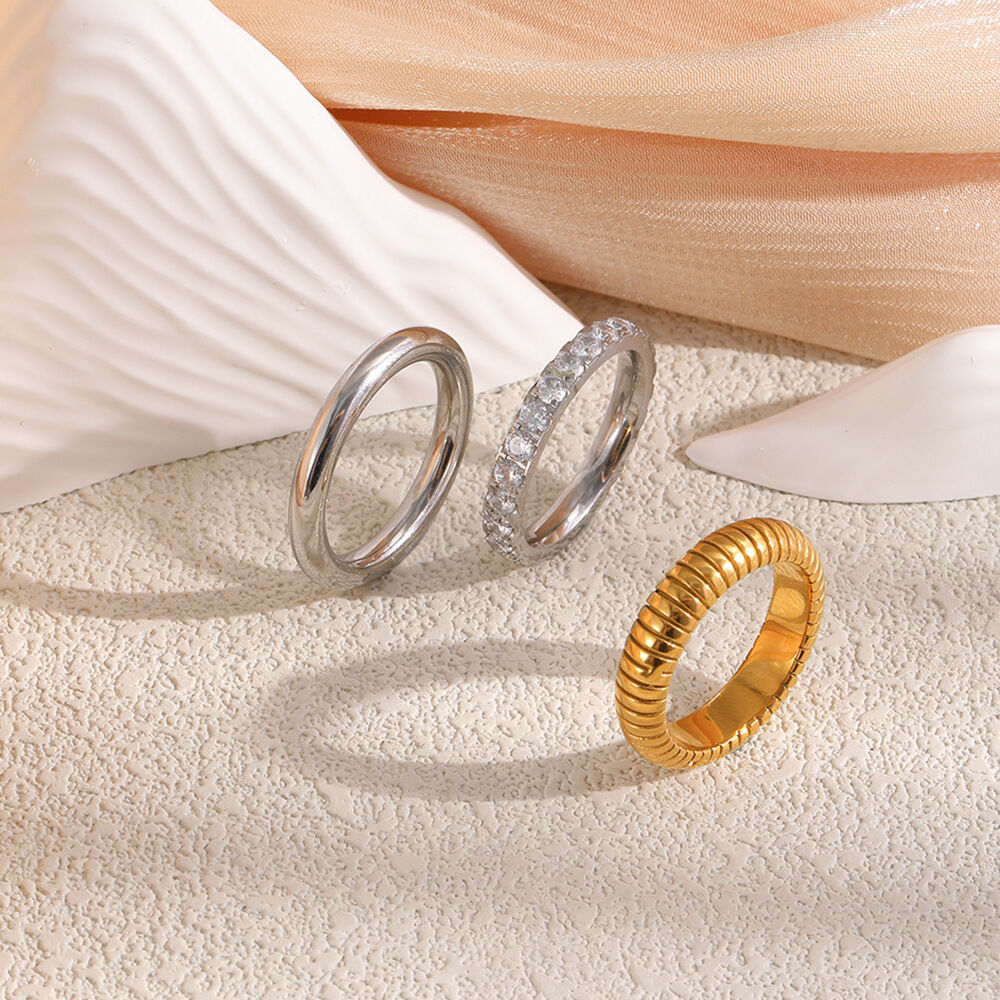 Einfaches gestreiftes Edelstahl-Ring-Set, wasserdicht, goldfarben, mit Zirkonia