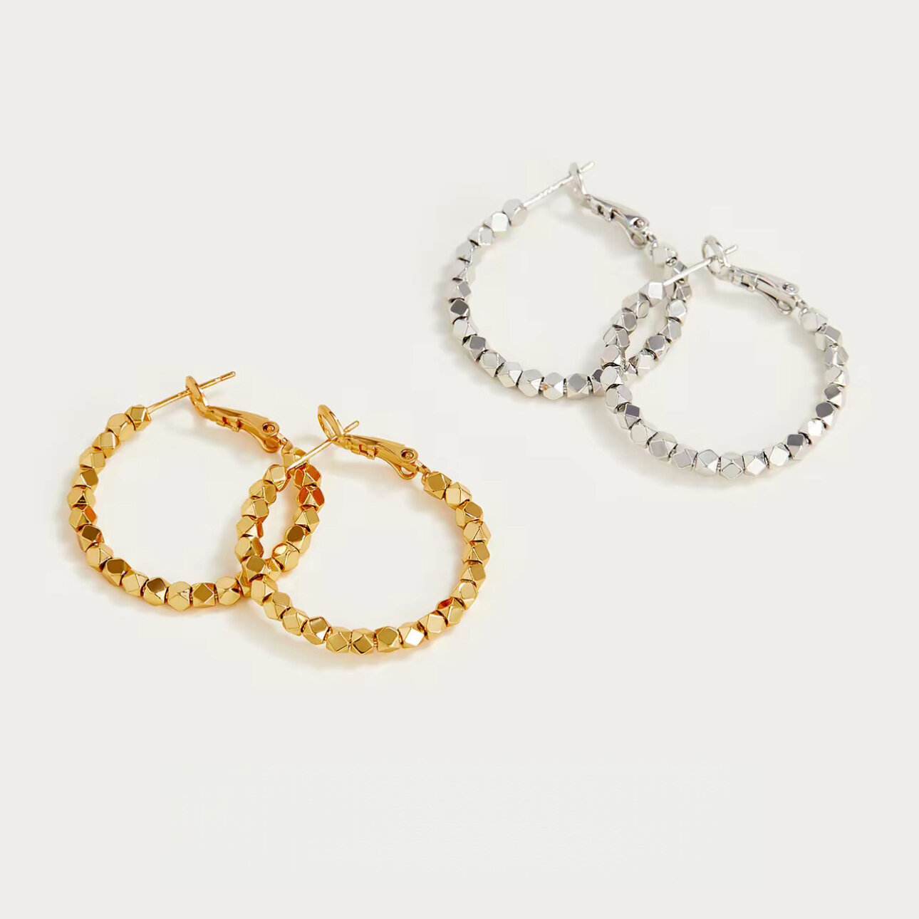 Boucles d'oreilles créoles pour femmes, style géométrique, rondes et décontractées, couleur cuivre doré, collection Simple. Image4