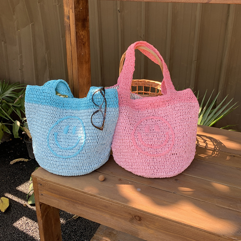Borsa quadrata da donna in rafia intrecciata, tinta unita, con faccina sorridente, stile casual. 2