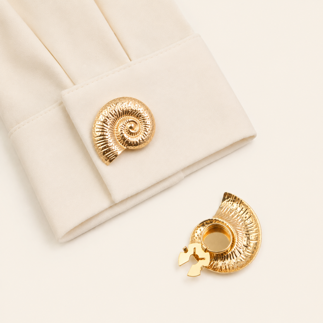 Gemelos sencillos de aleación de oro con diseño de concha marina natural estilo oceánico.
