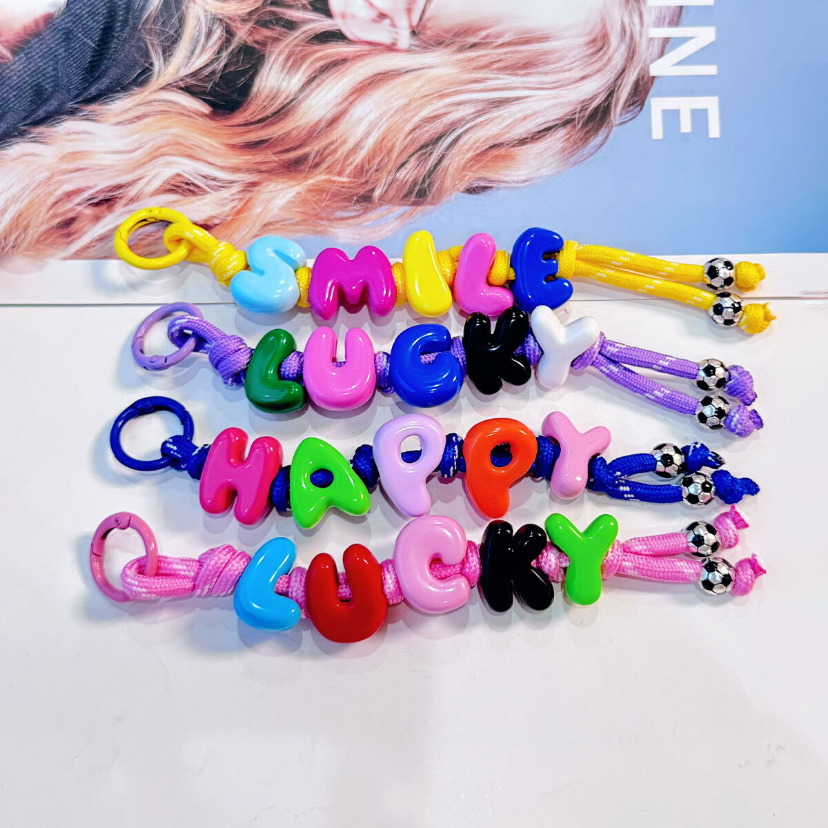 Eenvoudige letterhangers van hars voor damestassen Afbeelding2