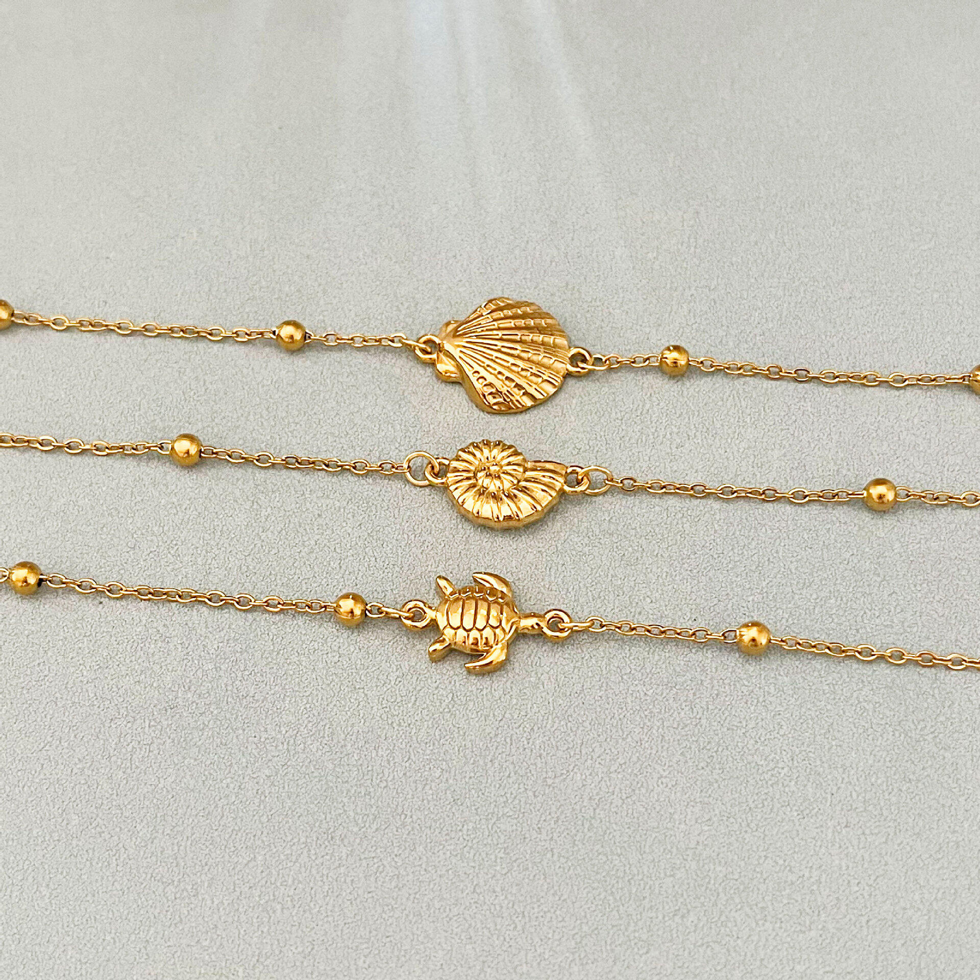 Braccialetti da donna semplici in acciaio inossidabile color oro, impermeabili, stile oceanico. Immagine2