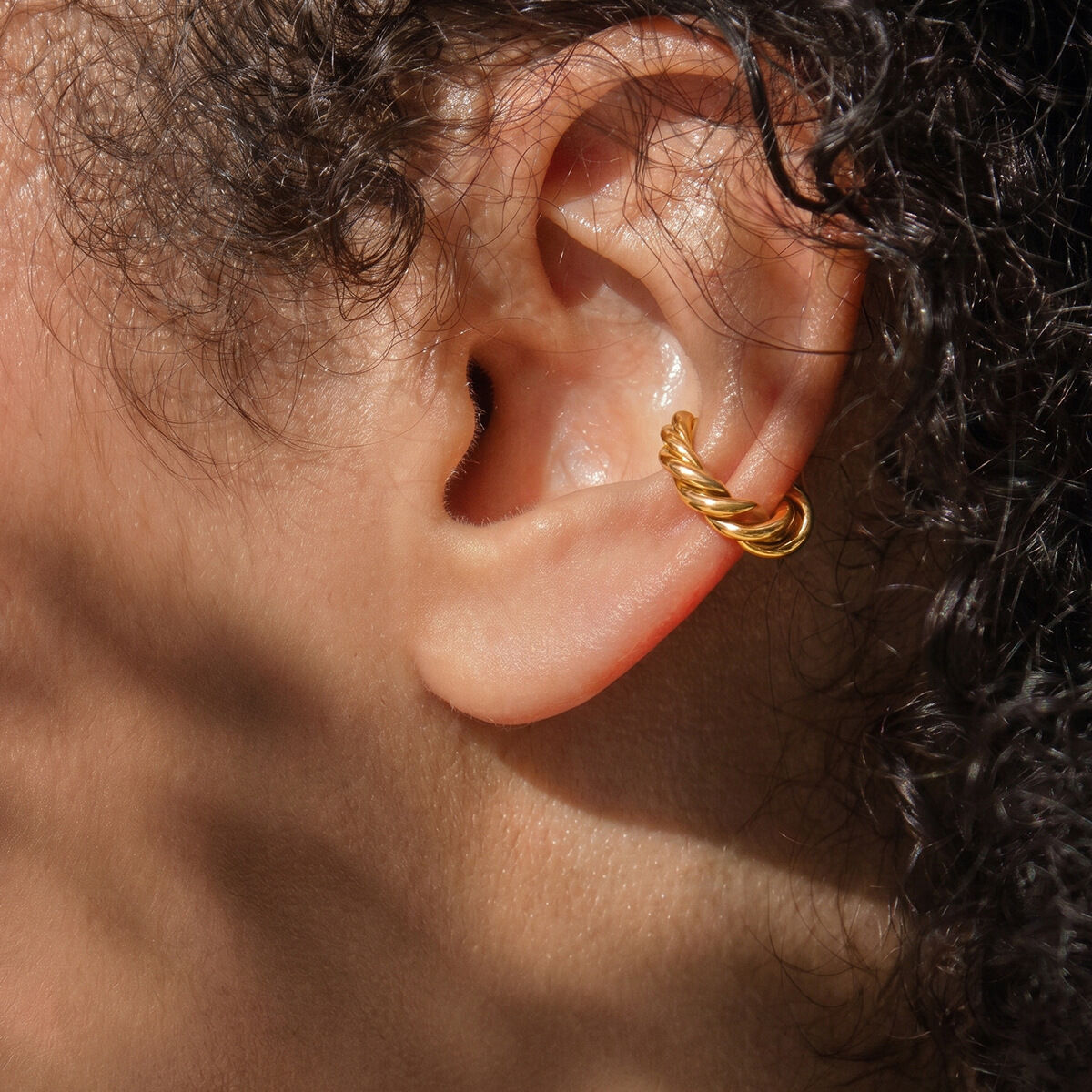 Serie Simple: Orecchini da donna in acciaio inossidabile traforato color oro. Immagine3