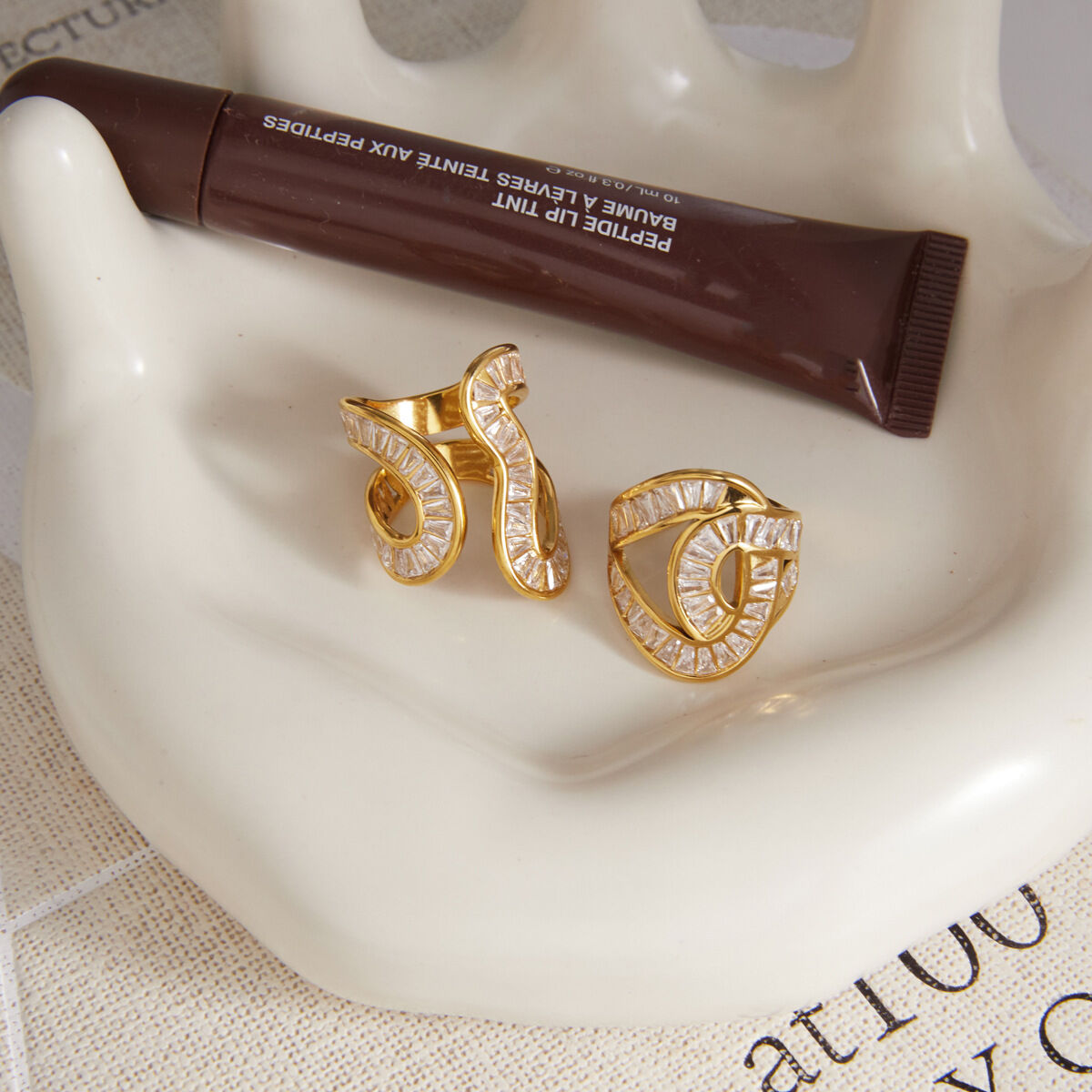Anillos de mujer de la serie Luxury Series, elegantes, de forma irregular, de acero inoxidable, resistentes al agua y con circonitas color oro. Imagen4