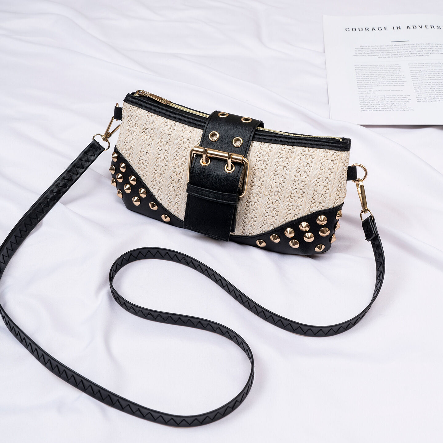 Sac carré pour femme en PU tissé, style décontracté, avec détails métalliques et finitions métalliques. Couleur unie. 
