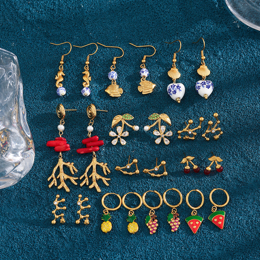 Boucles d'oreilles puces pour femme, en acier inoxydable doré, forme cerise, romantiques et délicates, de forme irrégulière. Étanche. 2