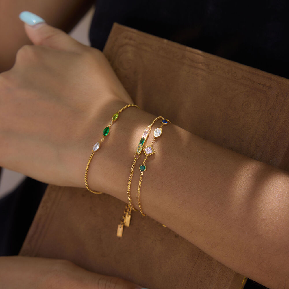 Bracciale da donna a catena in acciaio inossidabile color oro, impermeabile, con zirconi e forma geometrica semplice. Immagine2