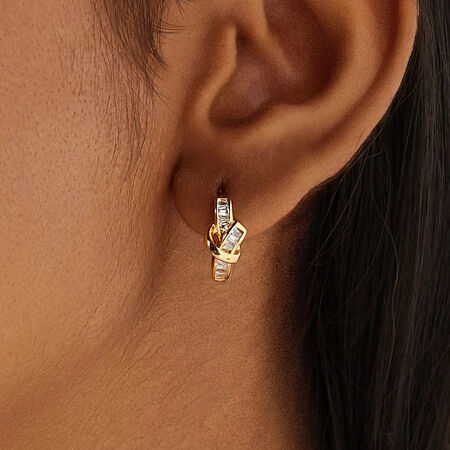 Luxe, elegante, onregelmatig gevormde, gedraaide, waterdichte, goudkleurige oorringen met zirkonia voor dames.