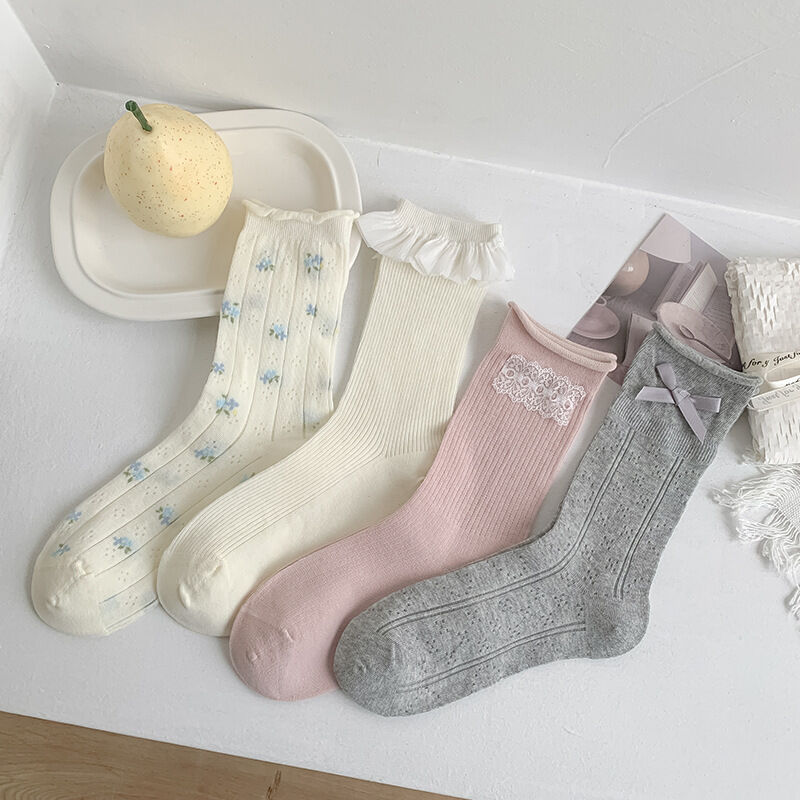 Elegante, leicht federnde Socken mit kleinem Blumenmuster, wadenlang.