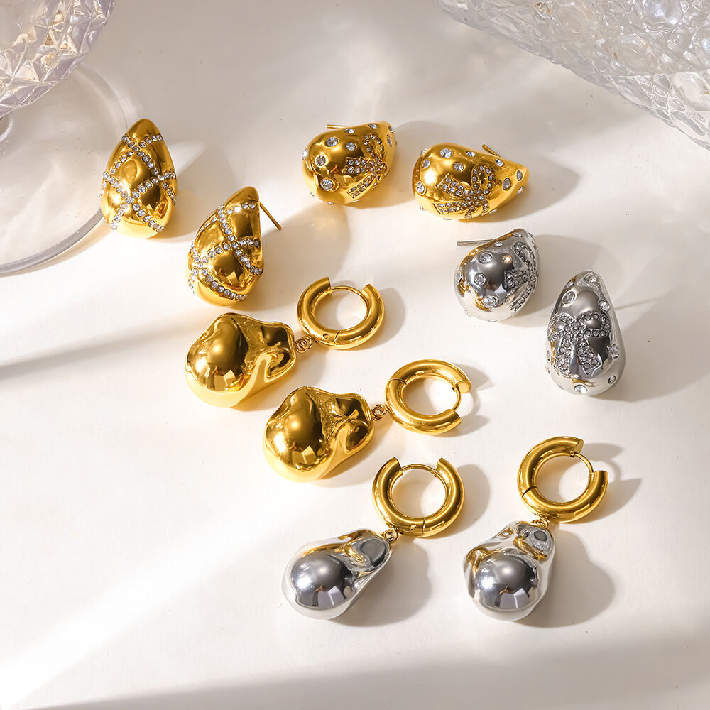 Schlichte, luxuriöse Ohrstecker mit Tropfenform, Schleife und Zirkonia in Goldfarbe, aus wasserdichtem Edelstahl.