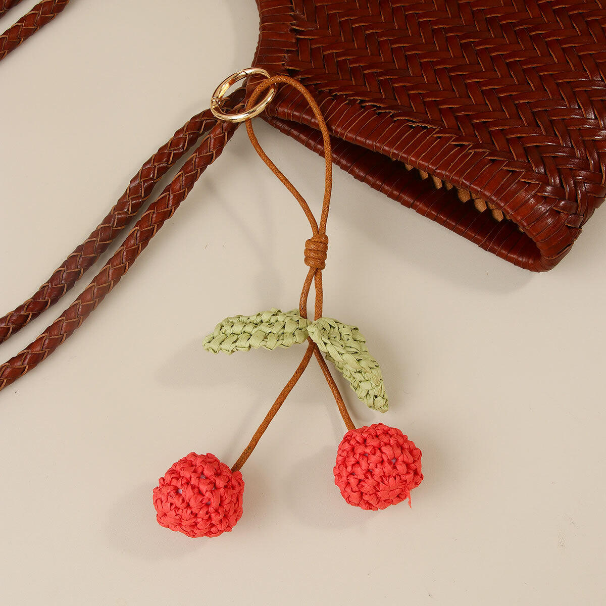 Llaveros sencillos de rafia tejida en color cereza natural para bolsos 2