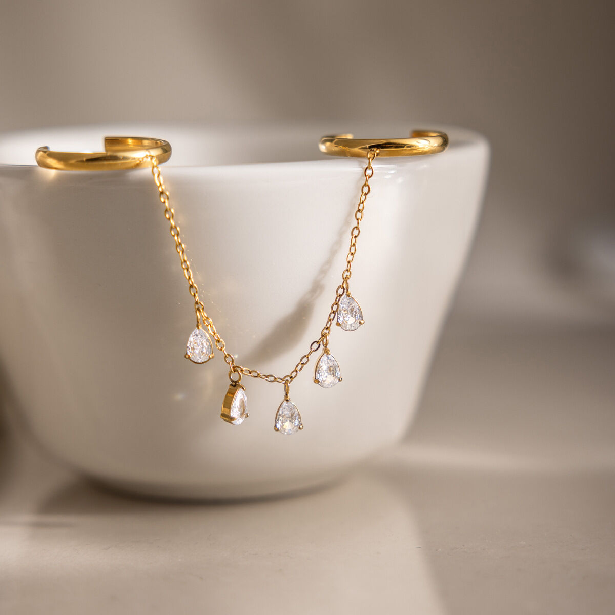 Luxuriöse Serie: Schlichter Tropfenquastenring aus Edelstahl, wasserdicht, goldfarben, mit Zirkonia-Edelsteinen Bild2