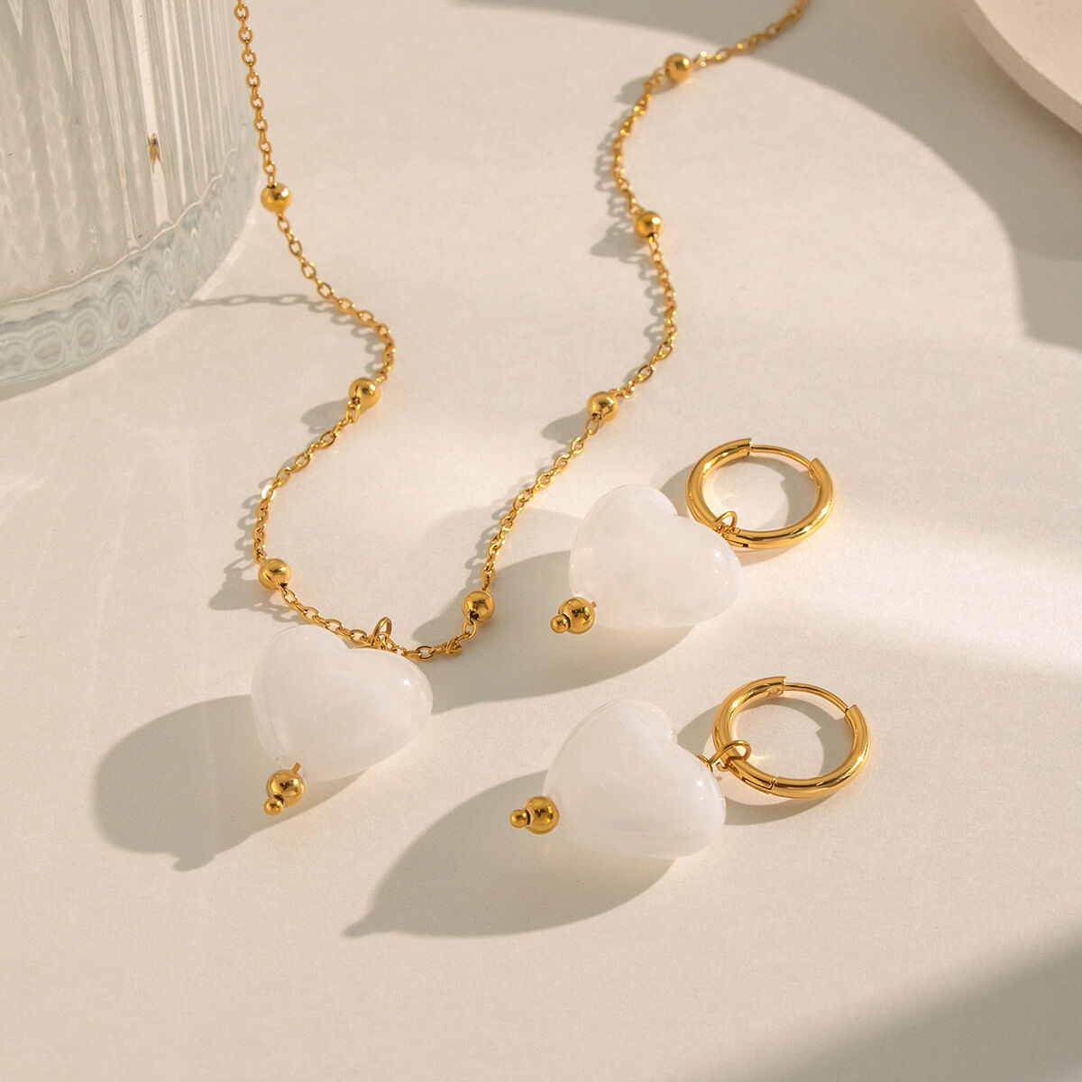 Conjunto de collares para mujer de acero inoxidable resistente al agua, color dorado, con forma de corazón.