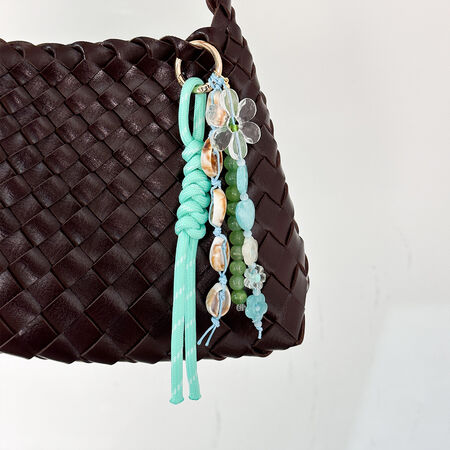 Ciondoli per borse in resina a forma di cuore con fiori della serie Simple, stile oceanico, con sfumature di colore e conchiglie. 2