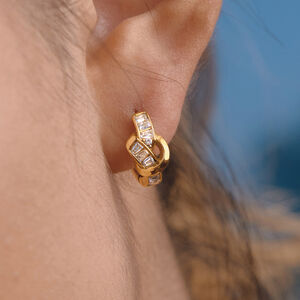 Boucles d'oreilles créoles pour femmes, luxueuses et élégantes, de forme irrégulière et torsadée, en acier inoxydable étanche couleur or et zircon. h5 Image2