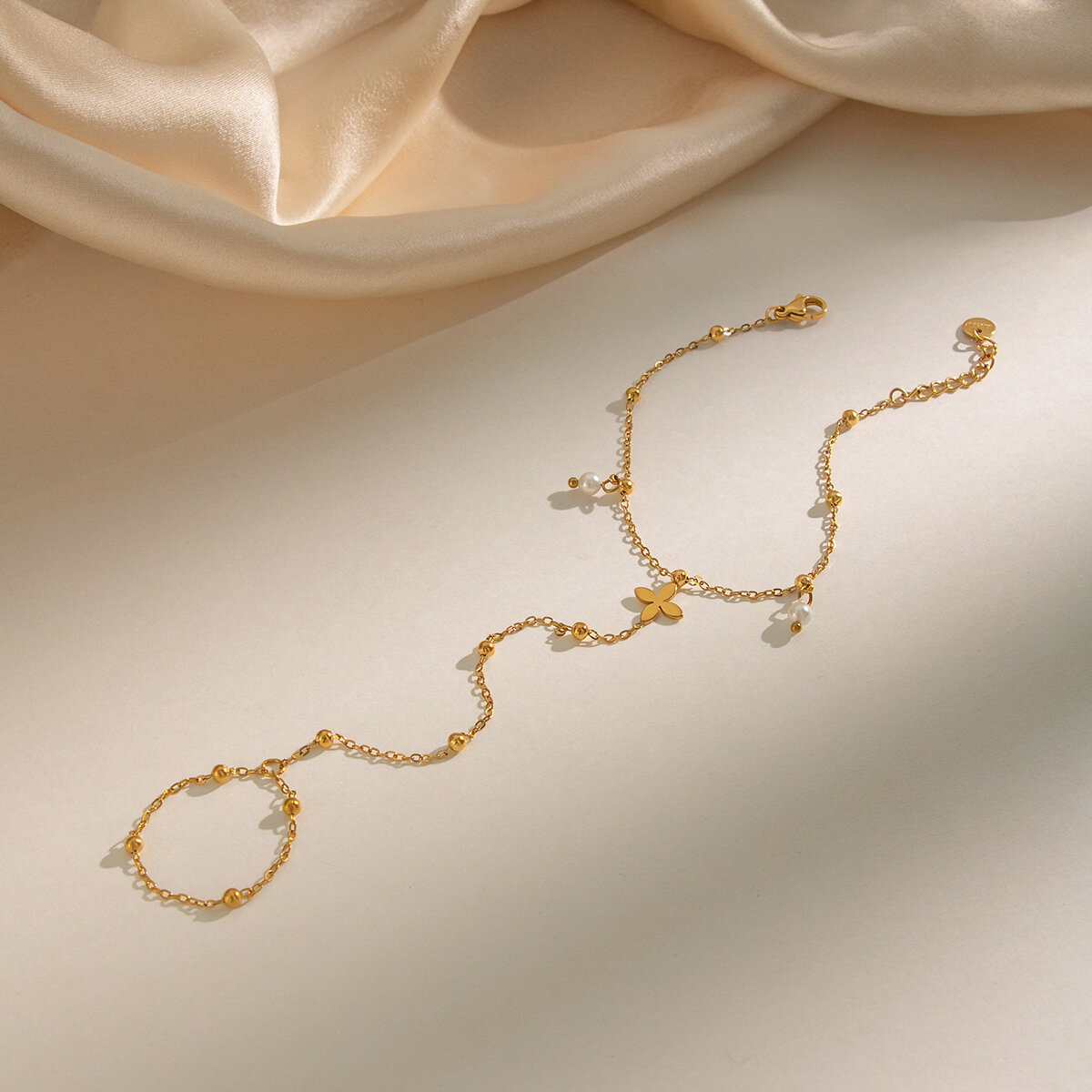 Cadena de mano para mujer de acero inoxidable impermeable con forma de trébol y perlas artificiales color dorado. h5 Imagen3