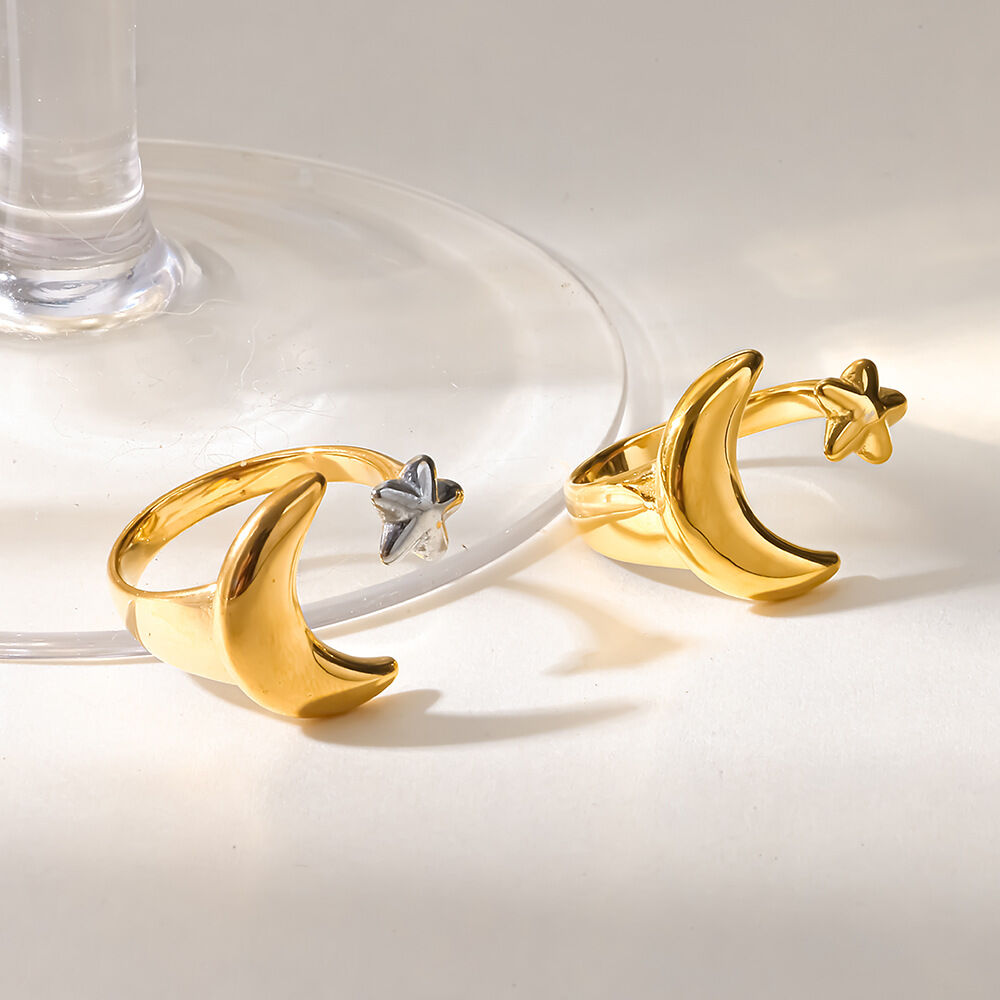 Anillos llamativos de acero inoxidable color oro, resistentes al agua, de la serie Simple Daily Star Moon
