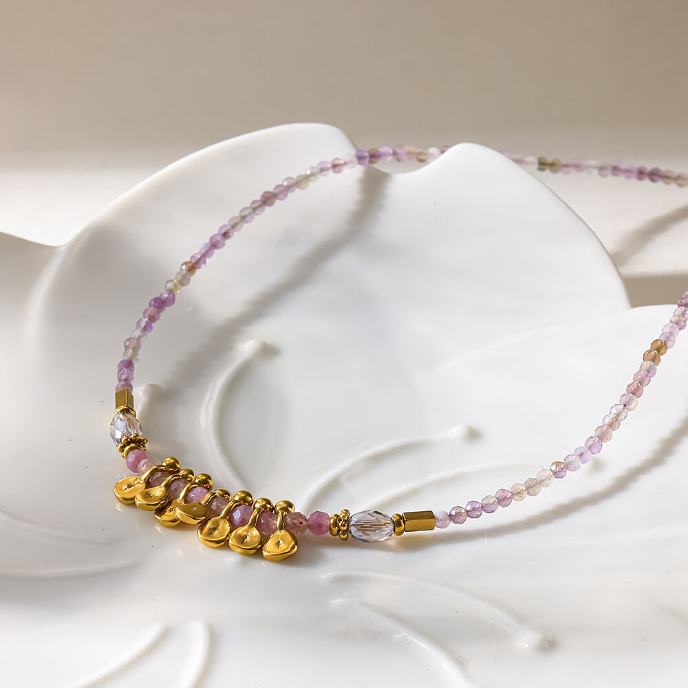 Collar de cuentas para mujer de la serie Simple Daily con forma geométrica, de acero inoxidable, resistente al agua y color dorado. Imagen3