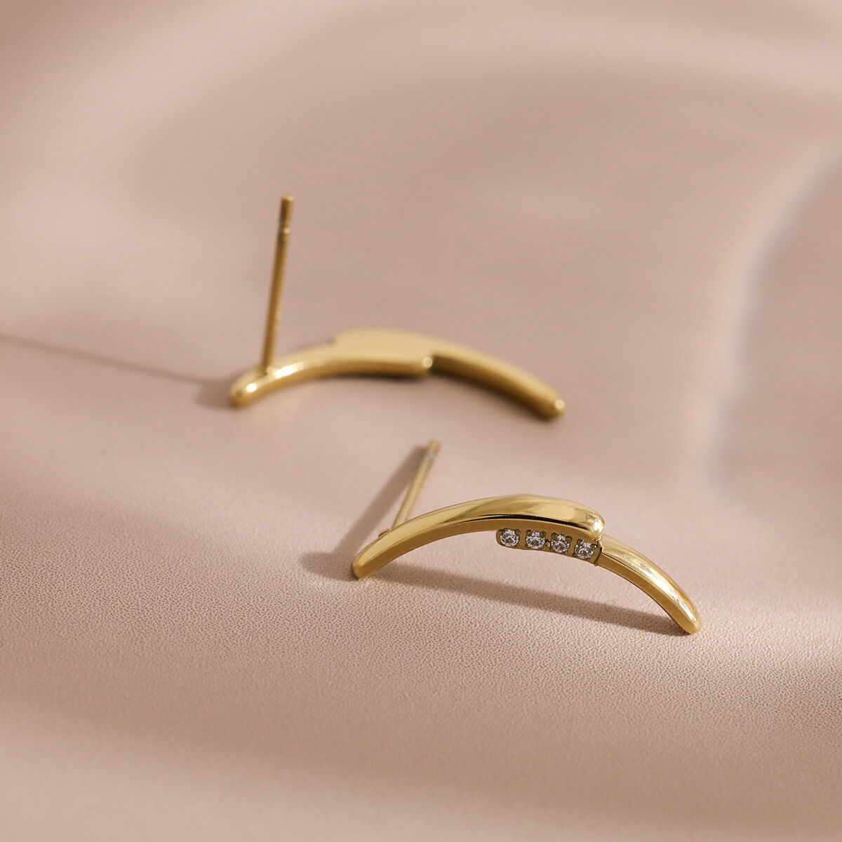 Pendientes de botón para mujer de acero inoxidable con forma geométrica, resistentes al agua y de color dorado, de la serie Simple. Imagen3