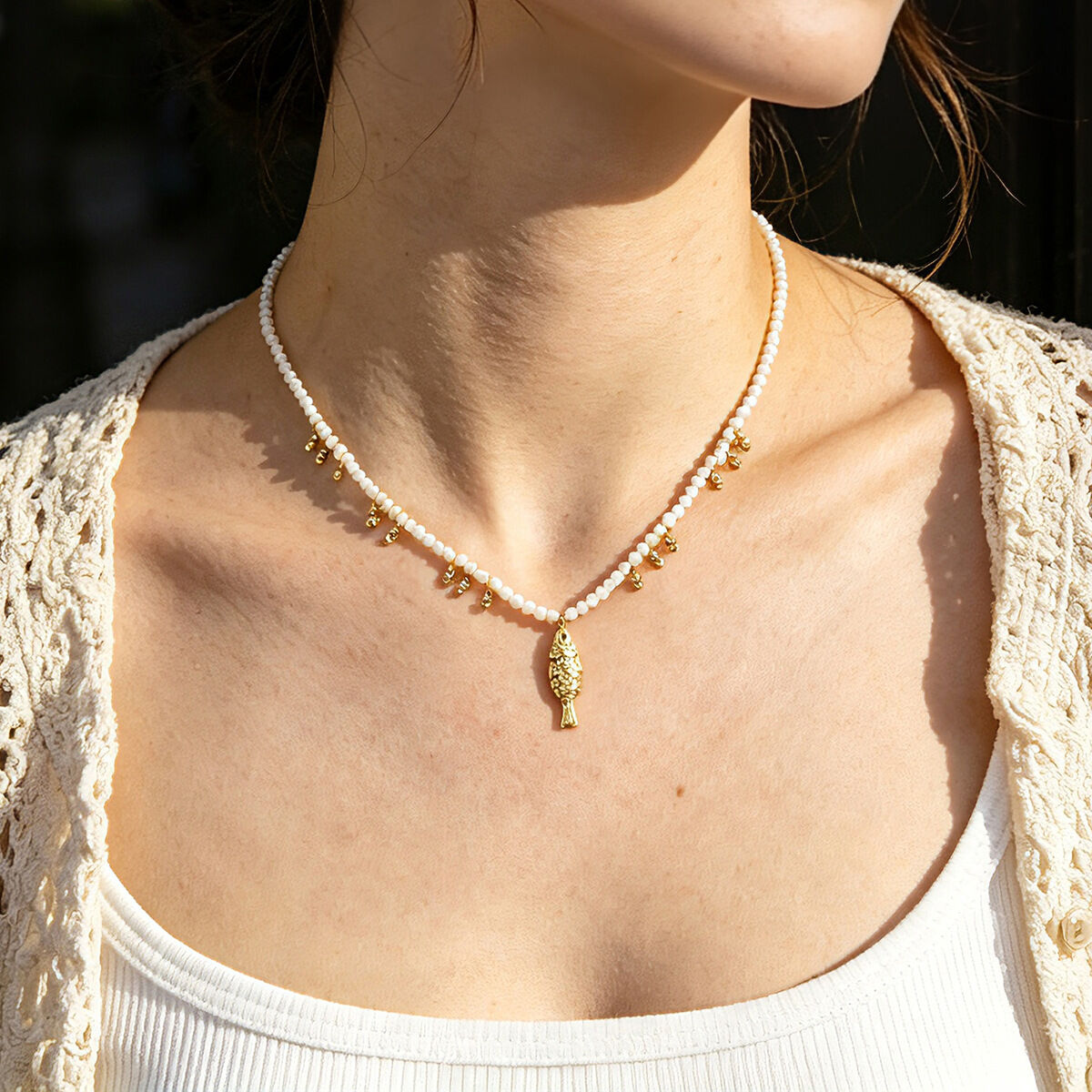 Collana da donna con perline in stile oceanico, pietre naturali e pesci color oro, ideale per le vacanze. h5 Immagine3