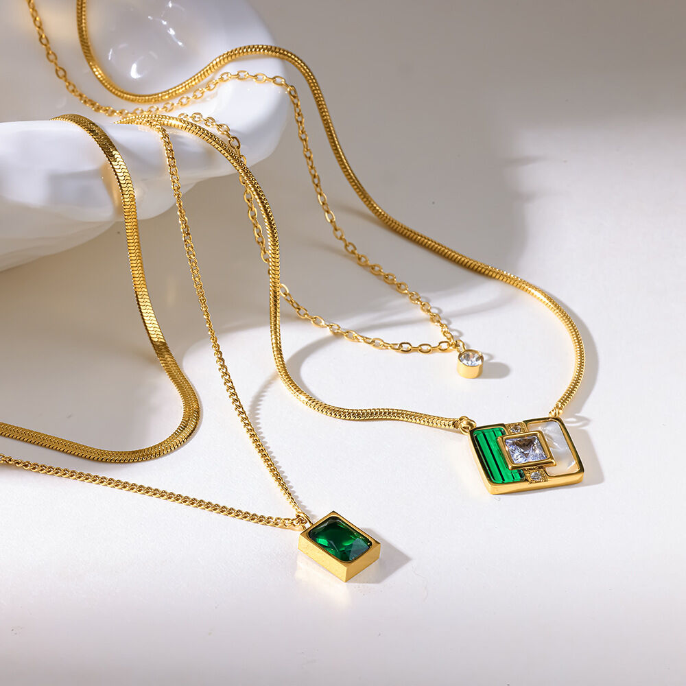 Wasserdichte Damen-Halskette mit Anhänger aus Edelstahl in Goldfarbe und Zirkonia 2