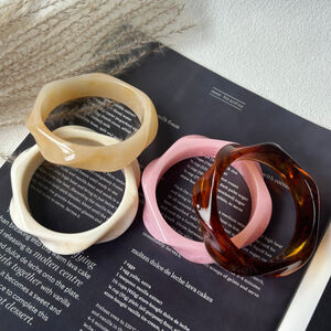 Brazaletes de resina para mujer con forma irregular y color degradado. h5 Imagen3