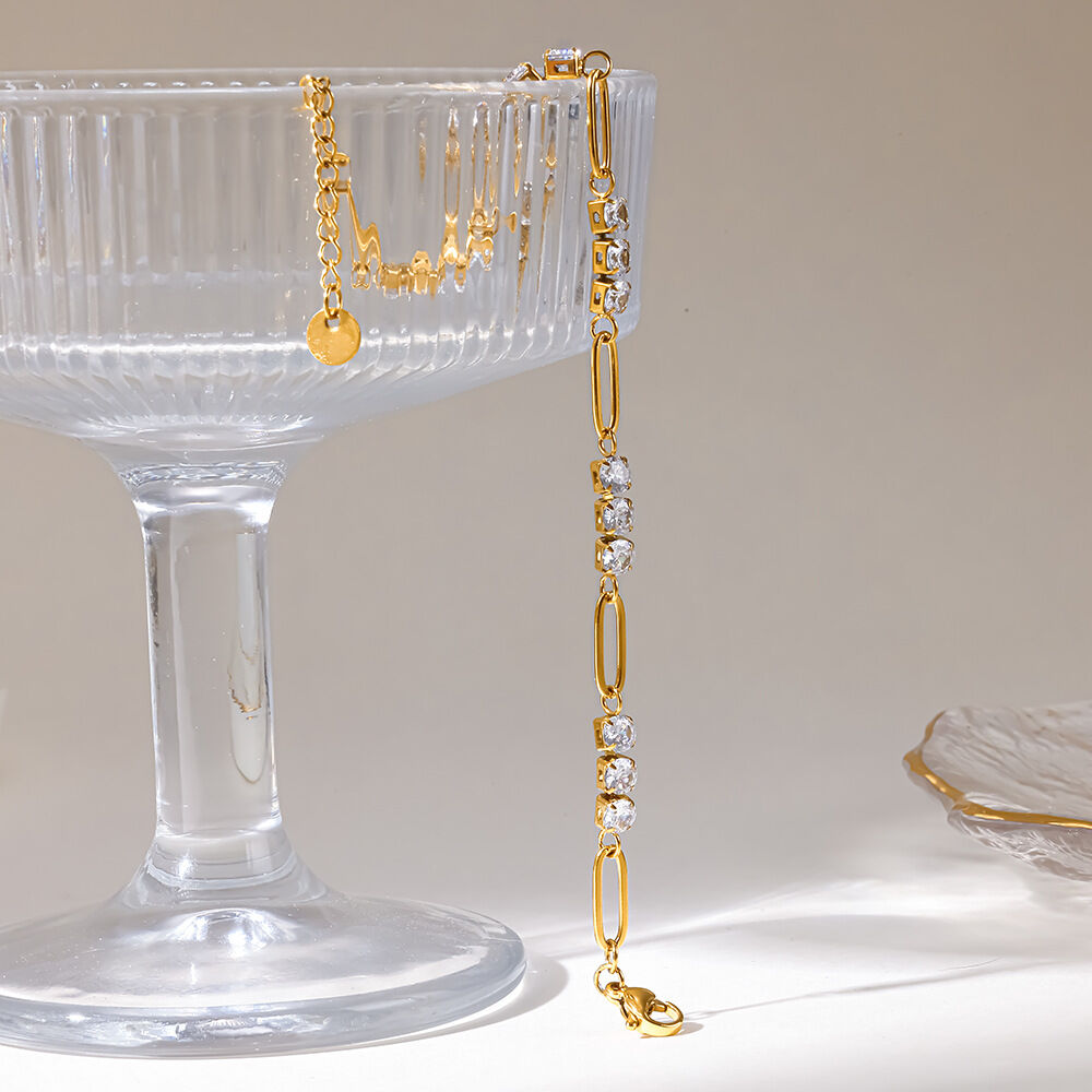 Luxuriöse Serie: Elegante, geometrische Form, wasserdichtes Edelstahl-Armband mit Zirkonia in Goldfarbe für Damen h5 Bild3