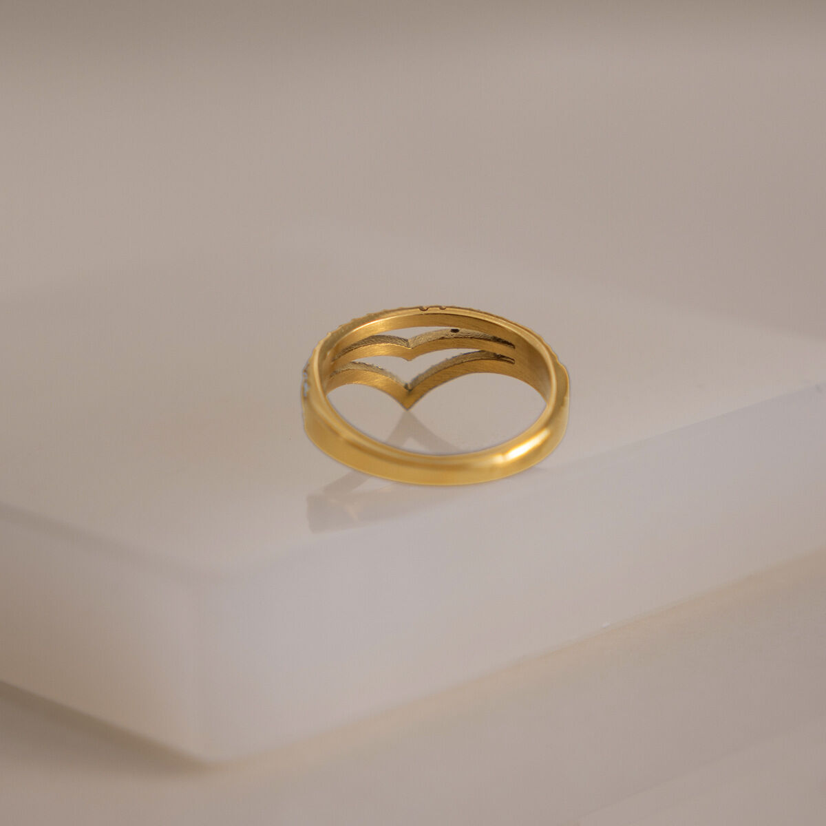 Schlichte, durchbrochene, wasserdichte Damenringe aus Edelstahl in Goldfarbe mit Strasssteinen Bild3