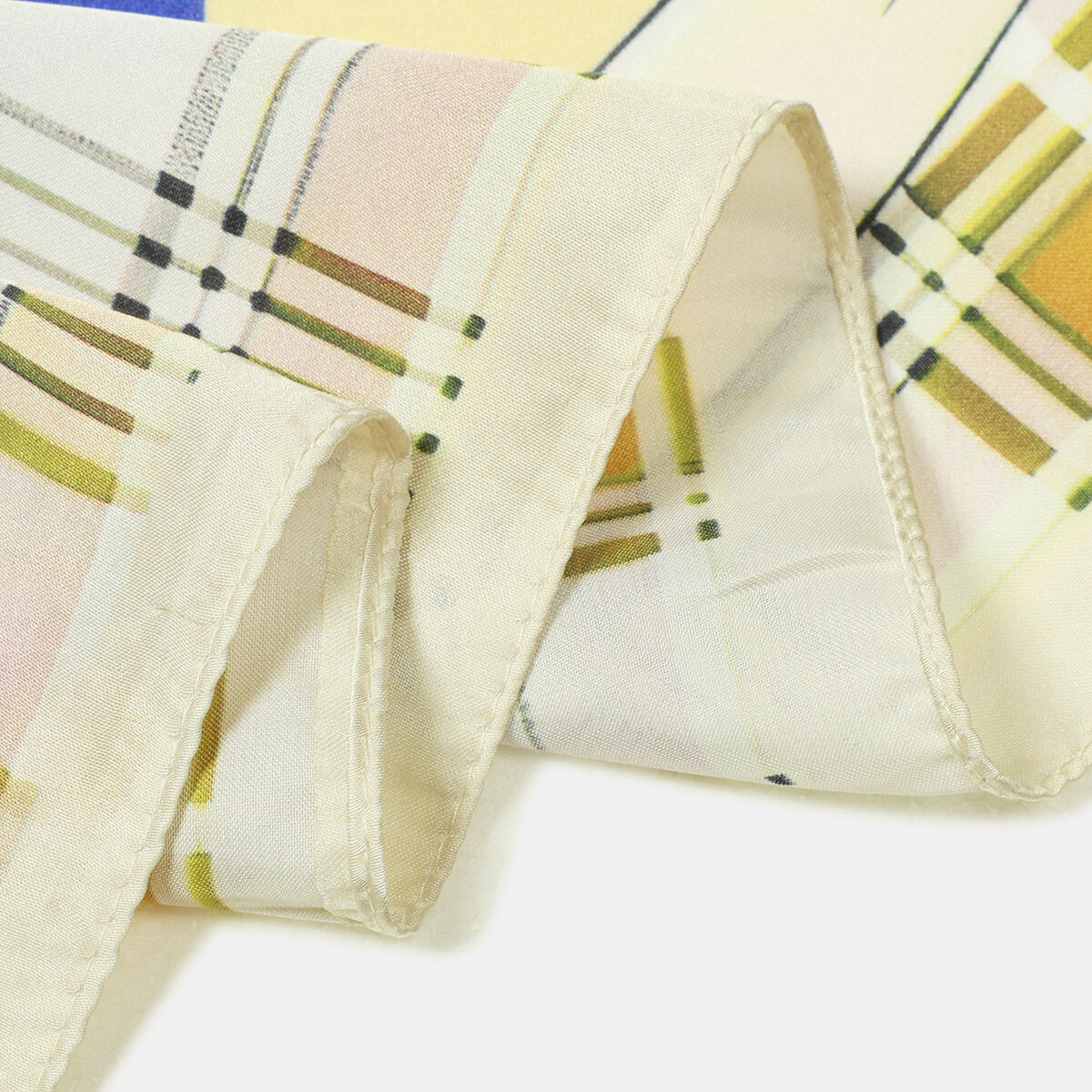Sciarpe estive in poliestere a catena con nappe e motivo a quadri retrò della serie Simple, colori misti. Immagine5