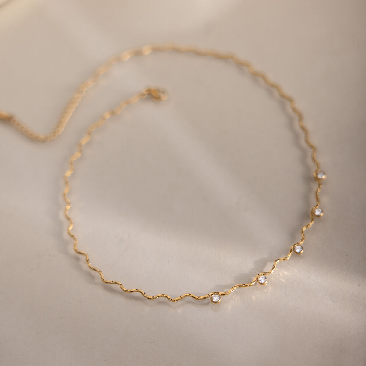 Eenvoudige, waterdichte roestvrijstalen damesketting met goudkleurige zirkonia. Afbeelding3