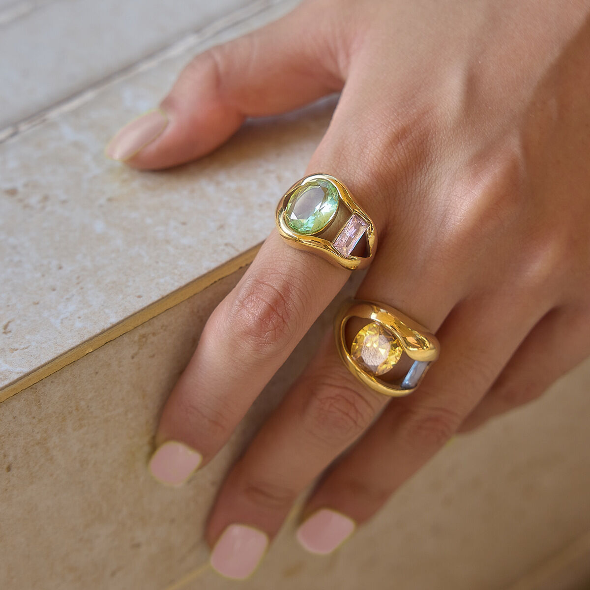 Luxe serie elegante rechthoekige ellipsvormige waterdichte roestvrijstalen ringen met goudkleurige zirkonia en edelsteen. h5 Afbeelding3